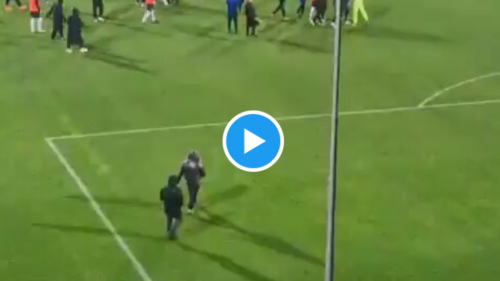 Follia in Serie C: il papà del giocatore entra in campo e da un pugno  all'avversario - VIDEO - Italia